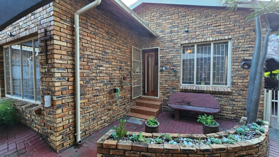 4 Bedroom Property for Sale in Geelhoutpark North West